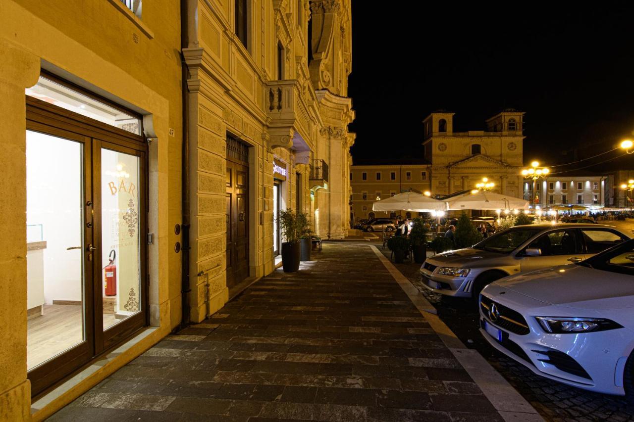 Piazza Del Mercato LʼAquila Exterior foto